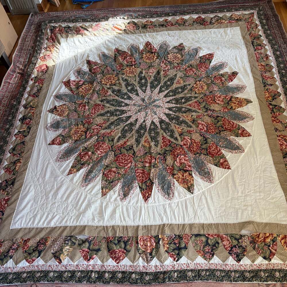 Vintage Handmade Giant Dahlia Starburst Patchwork Quilt 82x94 Floral Bedspread